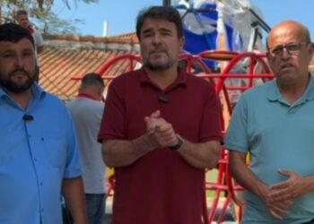 André de Paulo, Marcelo Batista e Junio Selem fiscalizam a instalação de equipamentos novos na praça. Reprodução / Marcelo Batista