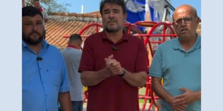 André de Paulo, Marcelo Batista e Junio Selem fiscalizam a instalação de equipamentos novos na praça. Reprodução / Marcelo Batista