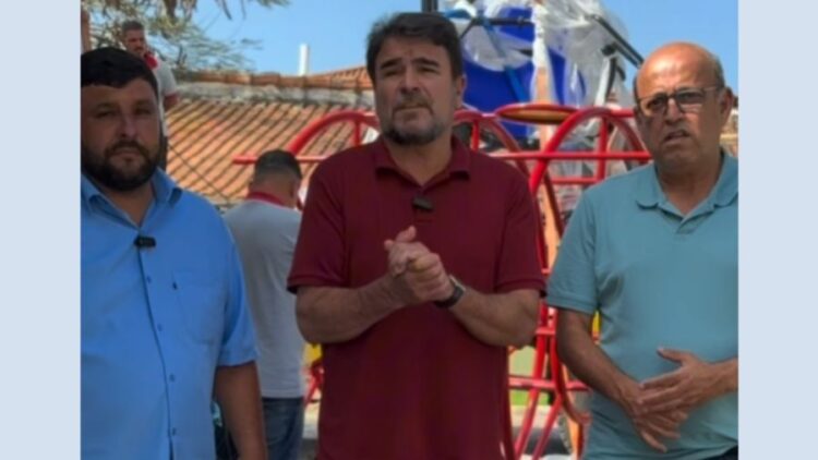 André de Paulo, Marcelo Batista e Junio Selem fiscalizam a instalação de equipamentos novos na praça. Reprodução / Marcelo Batista