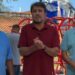André de Paulo, Marcelo Batista e Junio Selem fiscalizam a instalação de equipamentos novos na praça. Reprodução / Marcelo Batista
