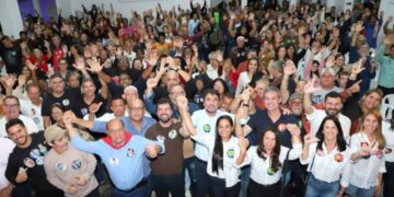 Lideranças políticas de Quissamã recebem autoridades regionais e nacionais em evento de campanha. Reprodução / Marcelo Batista