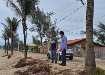 Juninho Selem e Marcelo Batista durante vistoria na Praia de João Francisco. Divulgação / PMQ