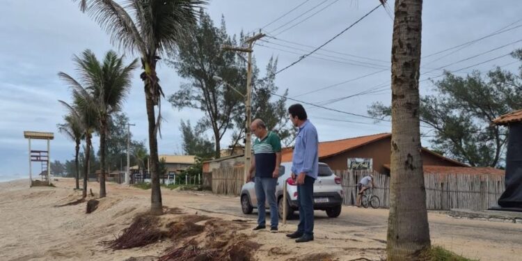 Juninho Selem e Marcelo Batista durante vistoria na Praia de João Francisco. Divulgação / PMQ