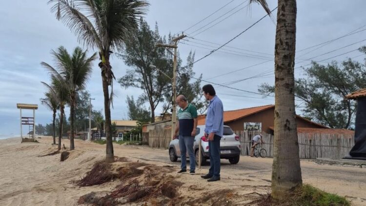 Juninho Selem e Marcelo Batista durante vistoria na Praia de João Francisco. Divulgação / PMQ