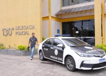 Ação da 130ª DP contra o tráfico em Quissamã terminou com um homem preso, um adolescente apreendido e 27 pinos de cocaína recolhidos. Divulgação/Polícia Civil.