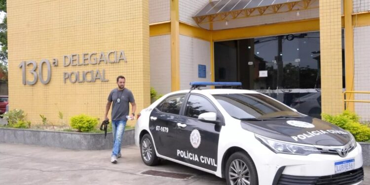 Ação da 130ª DP contra o tráfico em Quissamã terminou com um homem preso, um adolescente apreendido e 27 pinos de cocaína recolhidos. Divulgação/Polícia Civil.