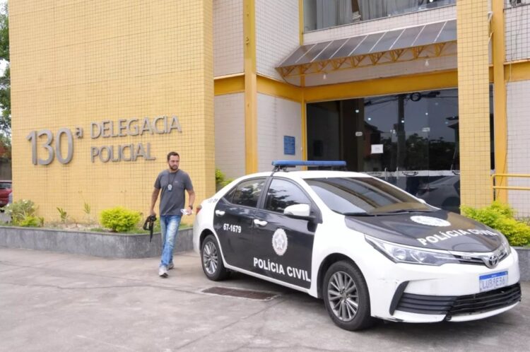 Ação da 130ª DP contra o tráfico em Quissamã terminou com um homem preso, um adolescente apreendido e 27 pinos de cocaína recolhidos. Divulgação/Polícia Civil.